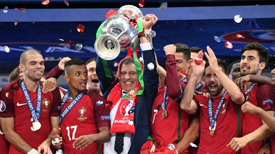 Selebrasi Portugal saat meraih gelar Euro 2016 usai mengalahkan Prancis di final.